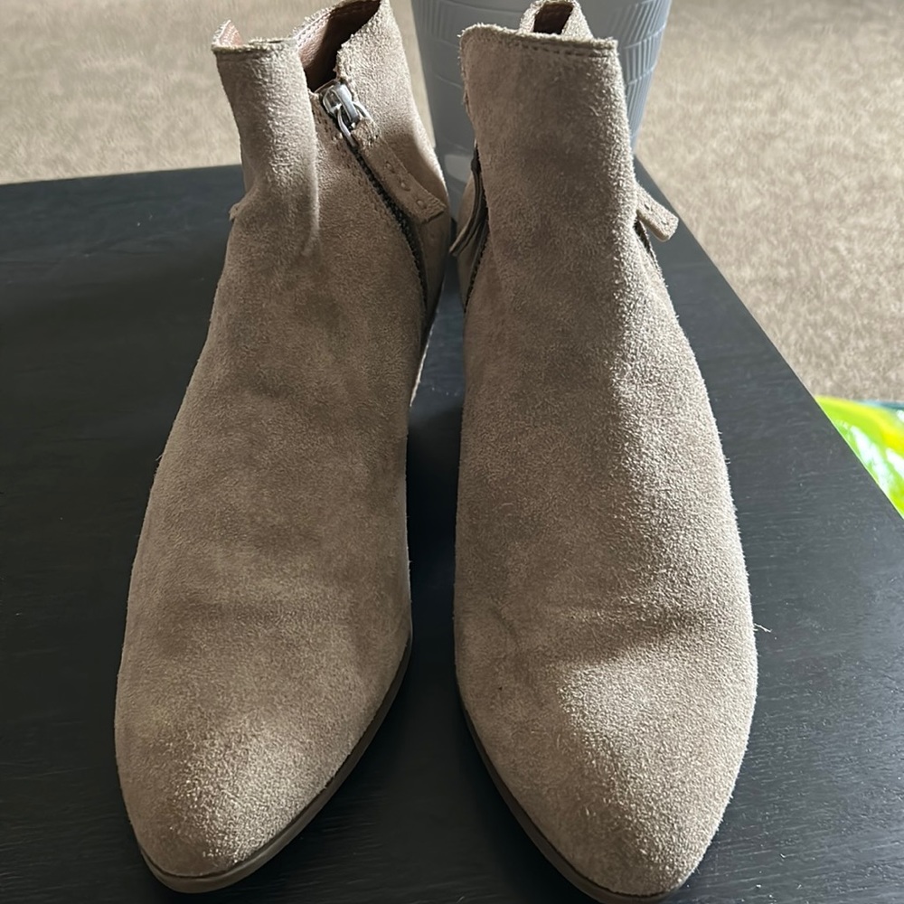 EUC  LADIES FRYE SUEDE ANKLE BOOTS IN ASH 9.5